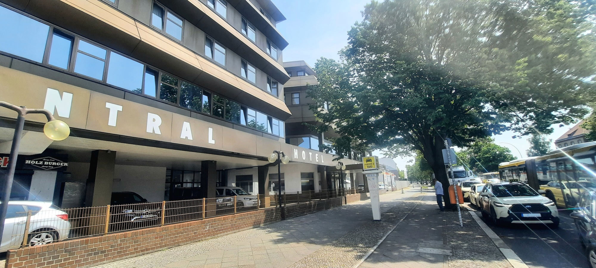 Central-Hotel-Tegel in Berlin, Außenansicht mit Taxistand