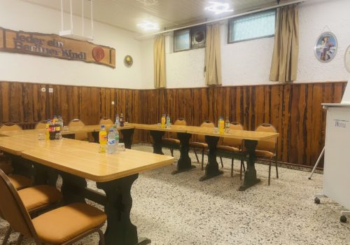Ansicht des Seminarraums "Gedankenstube" mit Bestuhlungsvariante U-Tisch