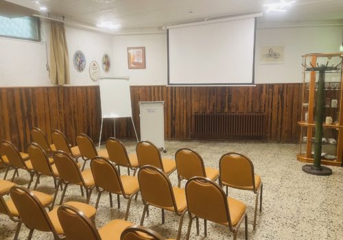 Ansicht des Seminarraums "Gedankenstube" mit Beamer, Whiteboard und Flipchart