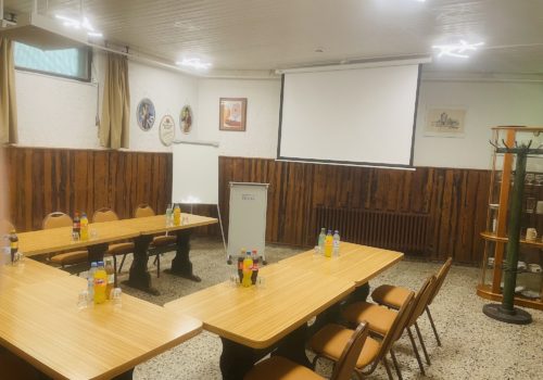 Ansicht des Seminarraums "Gedankenstube" mit Bestuhlungsvariante U-Tisch