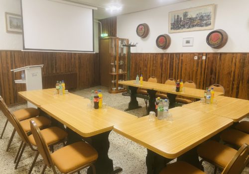 Ansicht des Seminarraums "Gedankenstube" mit Bestuhlungsvariante U-Tisch
