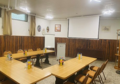 Ansicht des Seminarraums "Gedankenstube" mit Bestuhlungsvariante U-Tisch